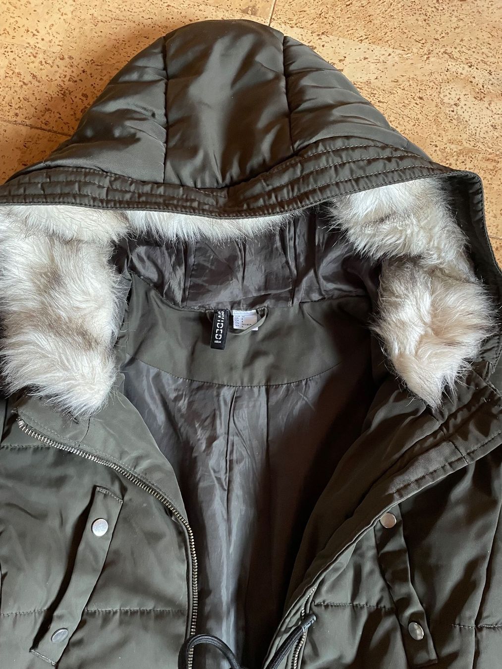 H&M Jacken: Winterjacke Grösse 34 olive mit Kapuze mit Fellrand – Gebraucht aus Ehrendingen von renue 1
