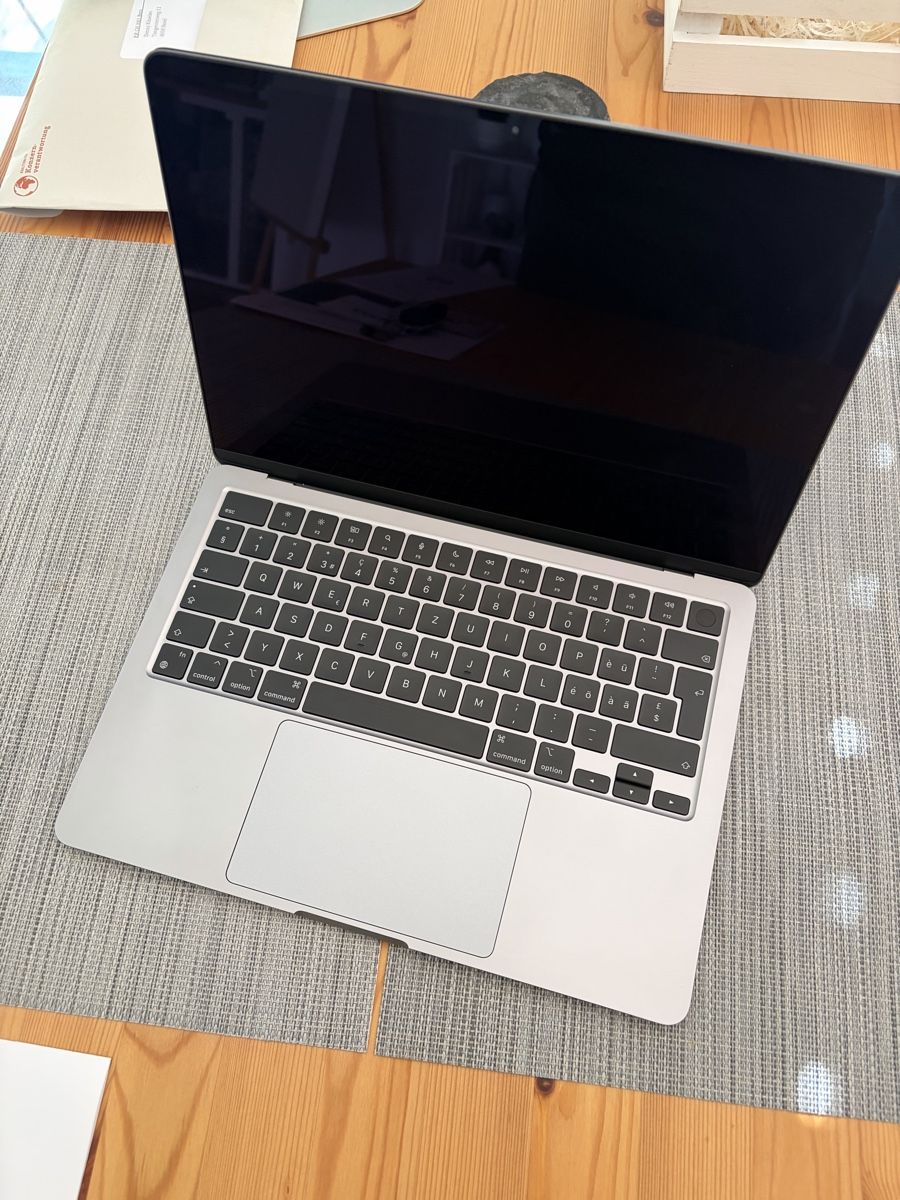 Apple Notebook: MacBook Air M3 10-Core GPU 24GB RAM 512GB Storage Space Grey – Nuovo (secondo la descrizione) da Basel venduto da Mr.Krabs1990 1