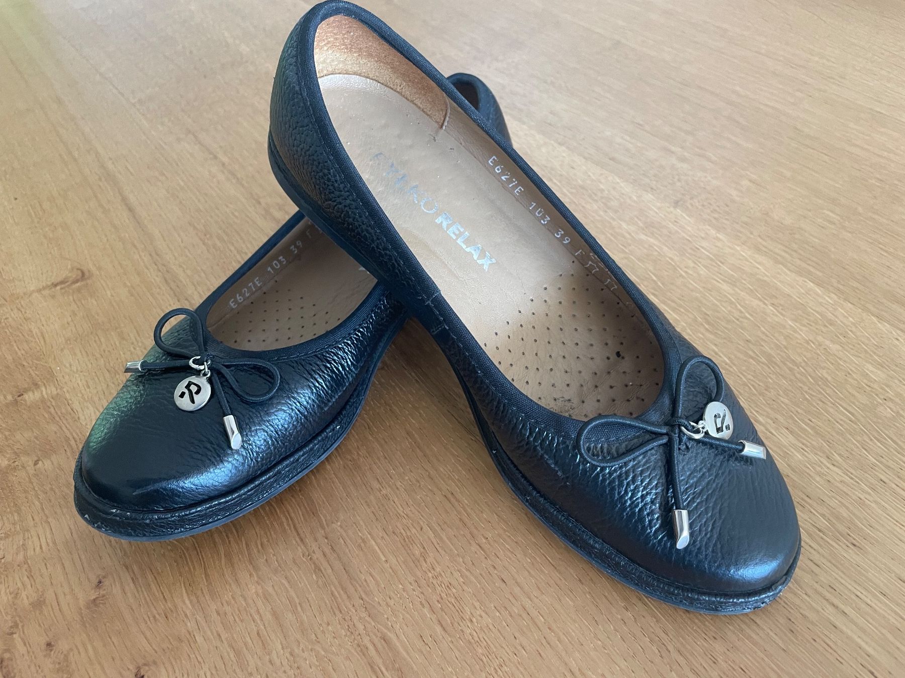 Scarpe da donna: Leder Ballerinas 39 schwarz – Usato da Würenlos venduto da baslerdybli01
