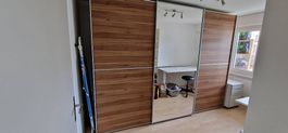 schrank mit 3 Schiebetüren & Spiegel