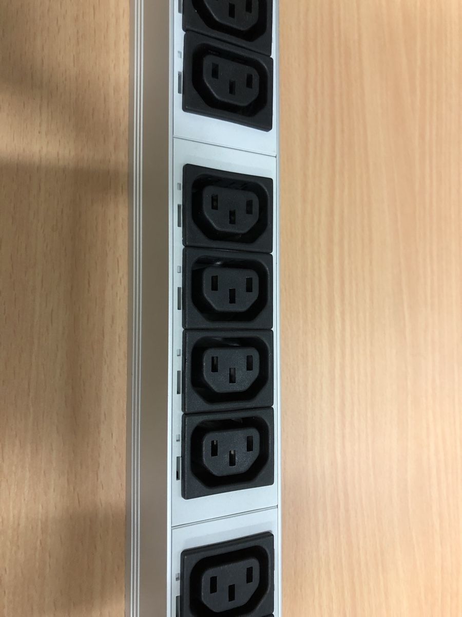 Alimentazione elettrica: Steckerleiste Verteiler Server Rack 6221 Rickenbach LU – Nuovo (secondo la descrizione) da Emmenbrücke venduto da Plan-C-Liquidationen 2