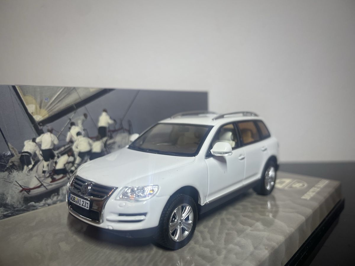 Volkswagen Modellini d'auto: Vw Touareg 1/43 – Nuovo e nell'imballaggio originale da Paradiso venduto da jovica1987