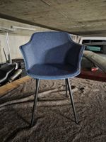Stuhl blau mit schwarzen Metallbeinen guter Zustand