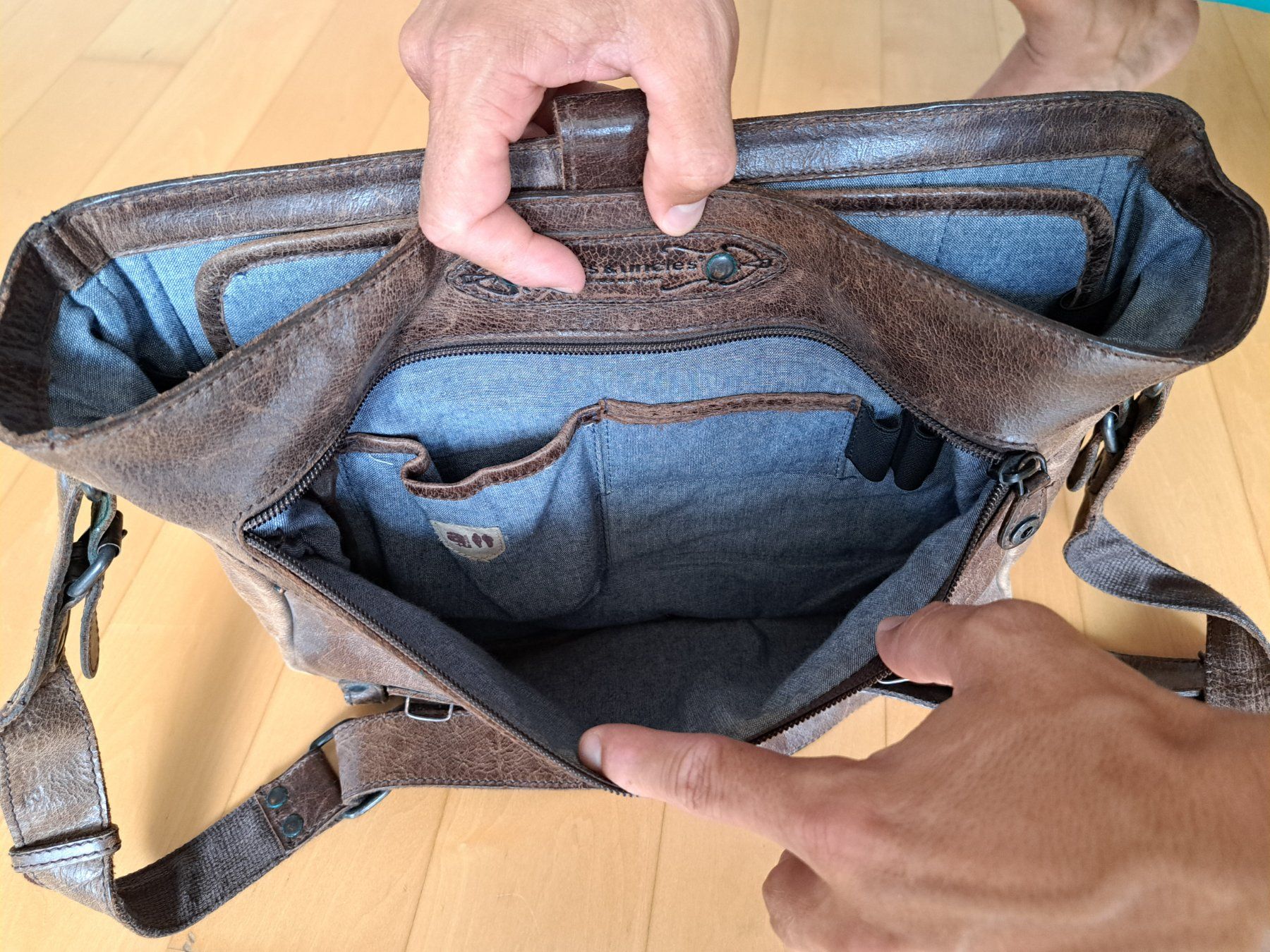 Aunts & Uncles Taschen: Echtleder-Umhängetasche unisex "Aunts & Uncles" – Gebraucht aus Altdorf UR von Petsig83 2
