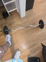 barre et banc de musculation, différents poids en fonte