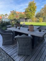 Gartentisch aus Eichenholz mit 4 Korbstühlen + Sitzkissen