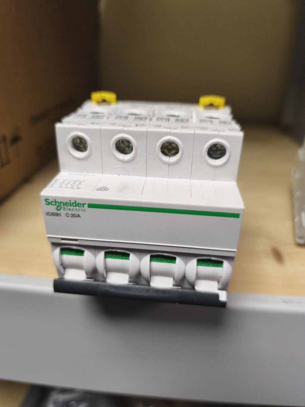 Schneider Interruttori: Leitungsschutzschalter Schneider Electric iC60H C20A – Nuovo (secondo la descrizione) da Grabs venduto da Haagerblitz