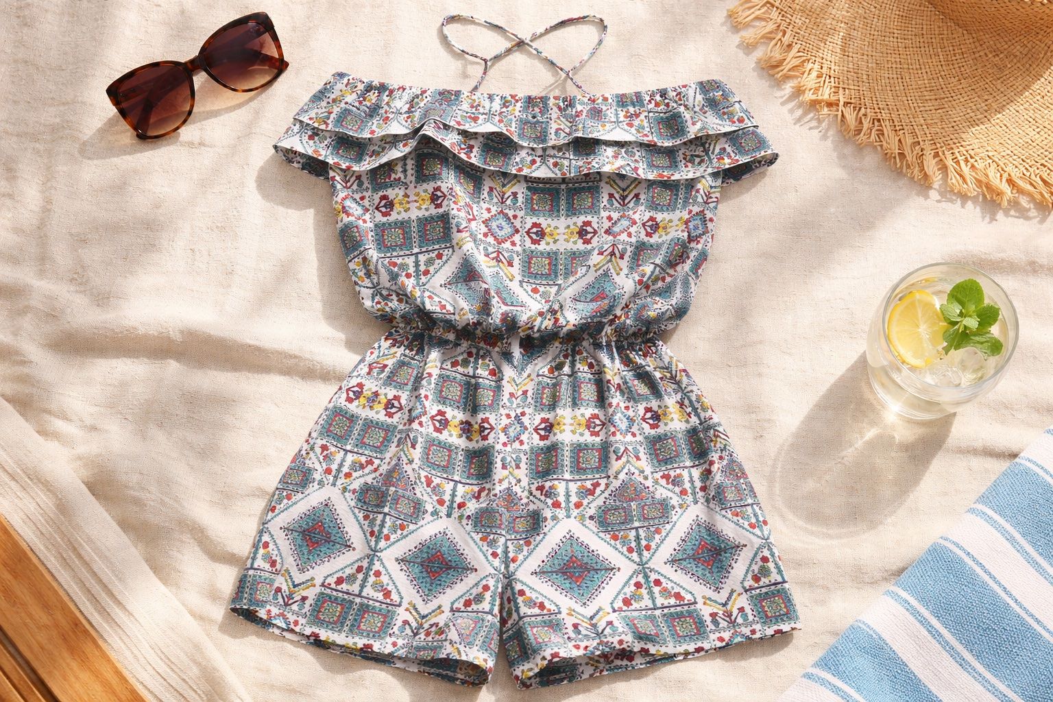 Jumpsuits: Sommerlicher Short-Jumpsuit mit Ethno-Muster, Grösse S – Gebraucht aus Leuk-Stadt von nadlerhu 1