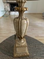 Elegante Tischlampe mit Lederschirm
