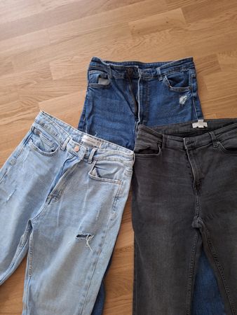 Drei Paar Jeans