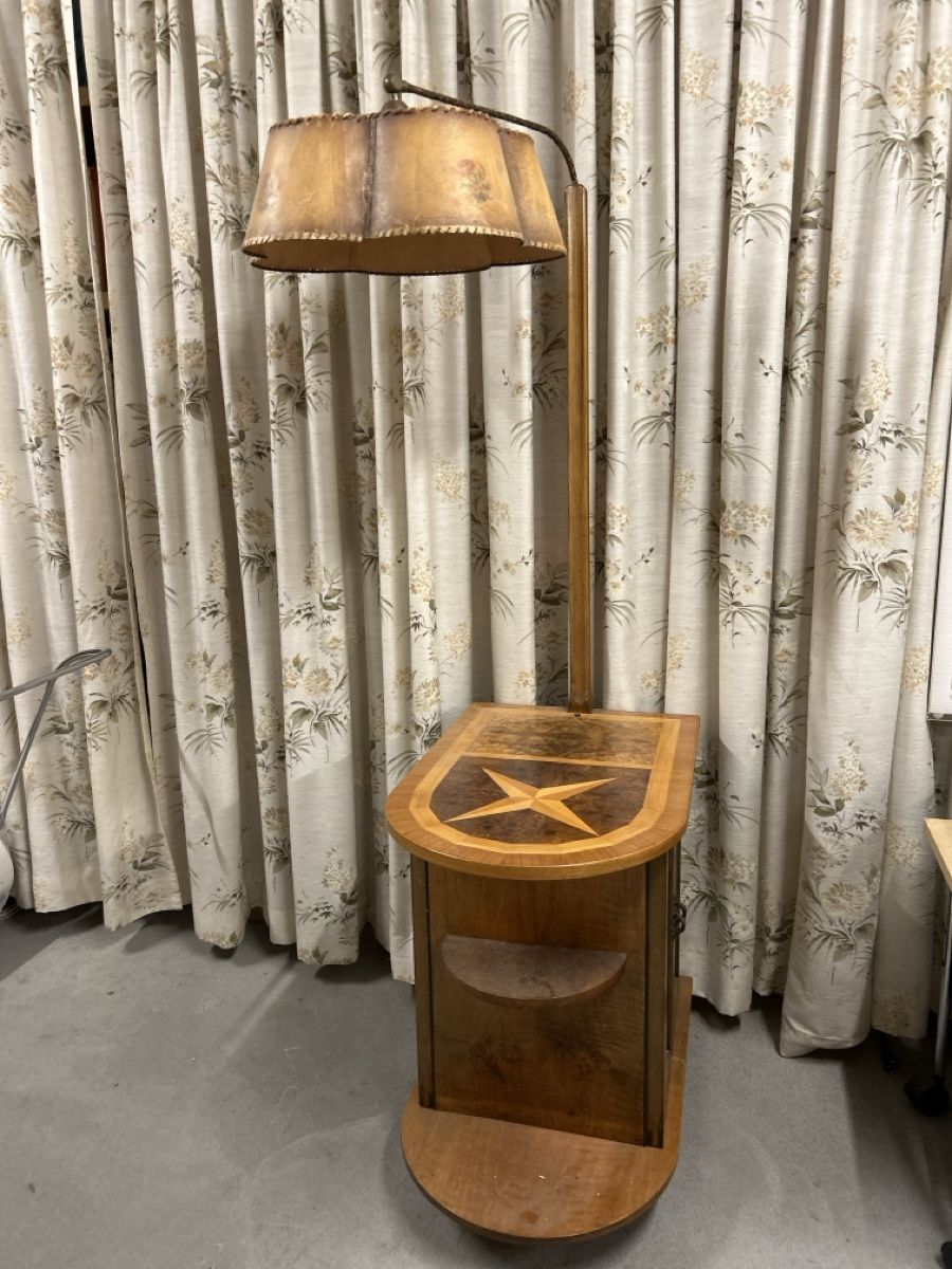 Lampade: Barmöbel mit integrierter Stehlampe – Usato da Schindellegi venduto da Stiche55 3