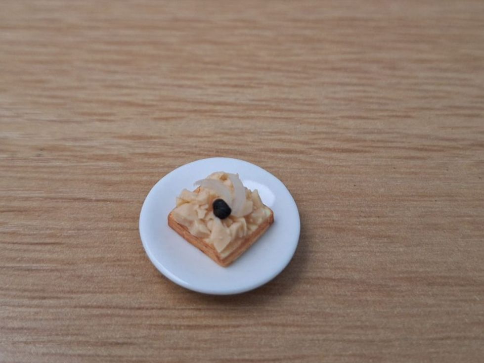 Case e mobili per bambole: Ton Canape auf Keramik Teller, Handmade – Nuovo (secondo la descrizione) da Zürich venduto da HandmadeTinyFood 2