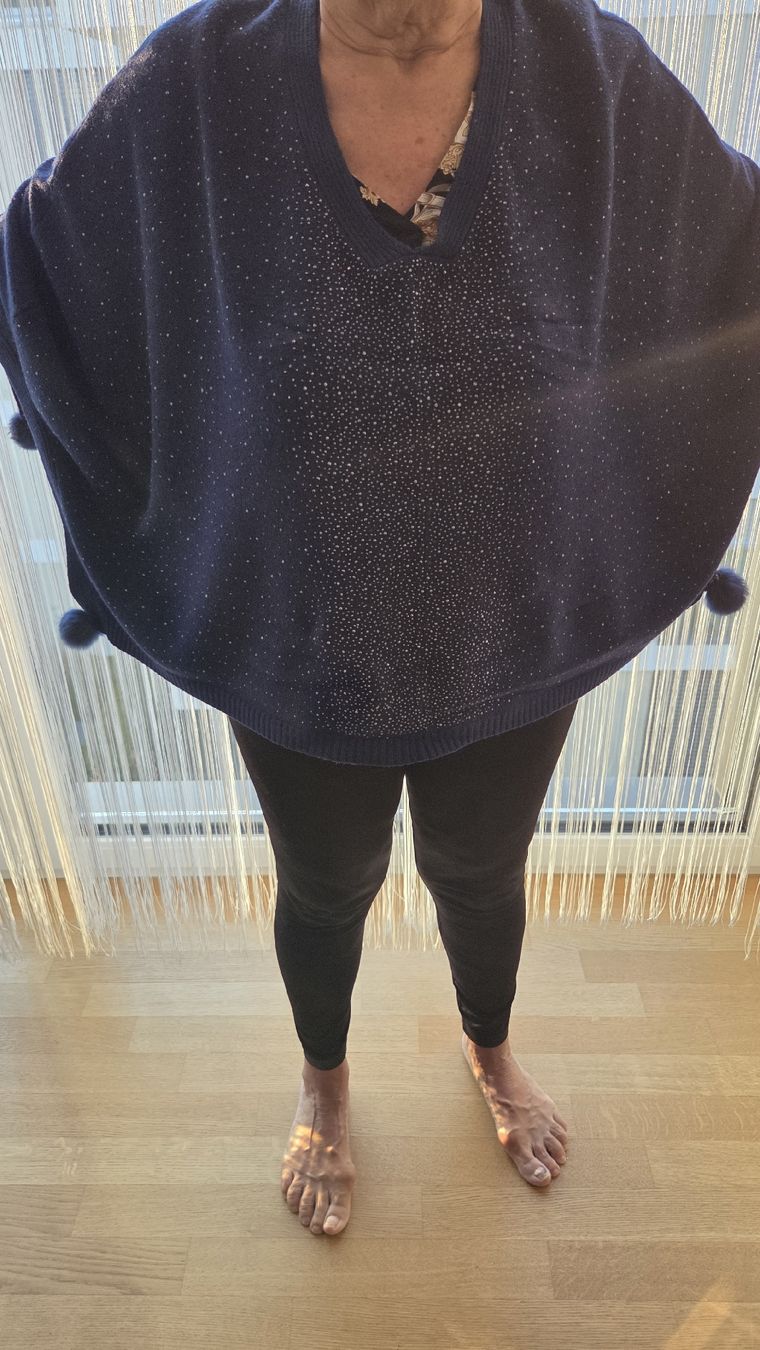 Altro in Moda donna: Dunkelblaue Strick-Poncho mit Pompoms – Nuovo (secondo la descrizione) da Zürich venduto da mis_2kxn 2