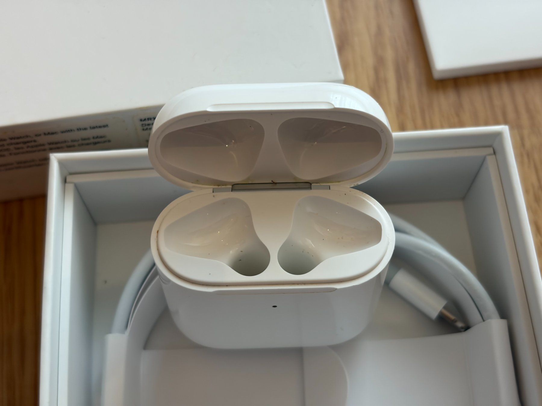 Apple Cuffie: Apple AirPods 2. Generation mit Wireless Charging Case, OVP – Usato da Zürich venduto da greg_richrd 4