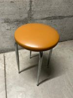 Sgabello in metallo con seduta beige