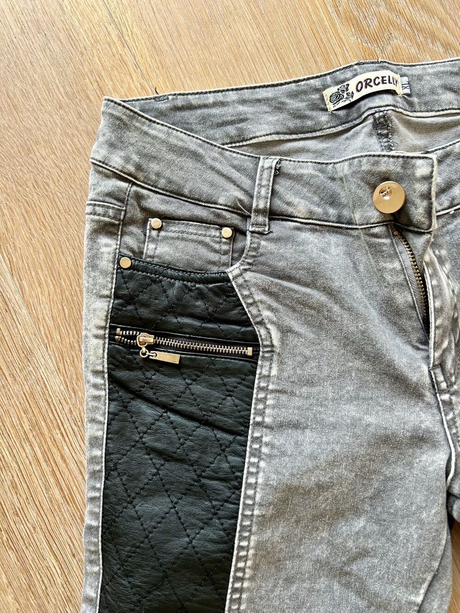 Jeans: Graue Jeans mit Leder-Imitat – Usato da Rorschach venduto da fla_62jm 2