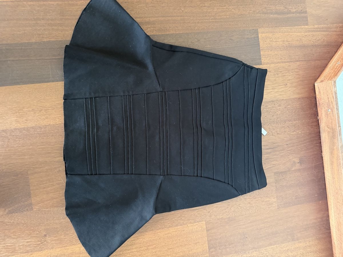Maje Gonne: Chic Black Flared Maje  Skirt - Size 38  – Usato da Zürich venduto da Vikkinikki 1