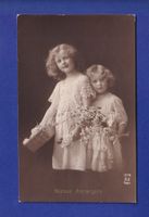 ENFANT - Jeunes filles et fleurs