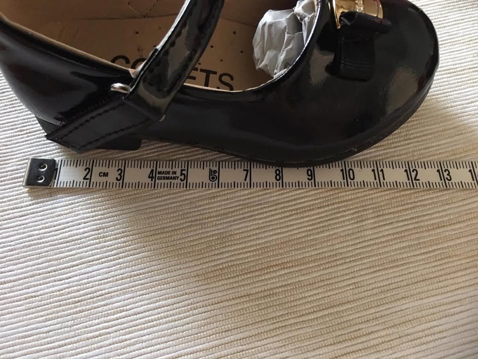 Hello Kitty Scarpe per ragazze: Kinder-Schuhe Grösse 19 mit Hello Kitty Wecker "" NEU "" – Nuovo e nell'imballaggio originale da Fislisbach venduto da Hast1976 2