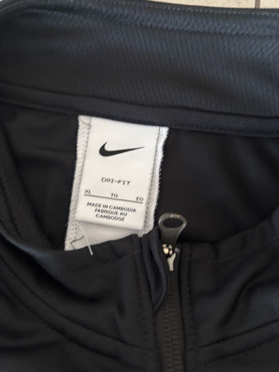 Nike Giacche: Nike Jacke mit weissem Streifen – Nuovo (secondo la descrizione) da Rorschacherberg venduto da eli_yn82 1