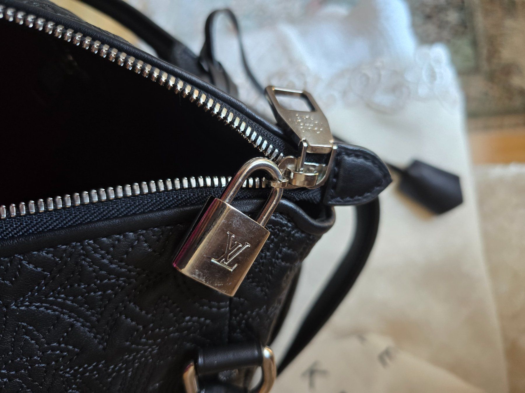 Louis Vuitton Taschen: Louis Vuitton IXIA MM Ledertasche – Gebraucht aus Bottmingen von sandy_2 4