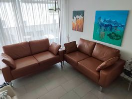 2 elegante braune Ledersofas – neuwertiger Zustand
