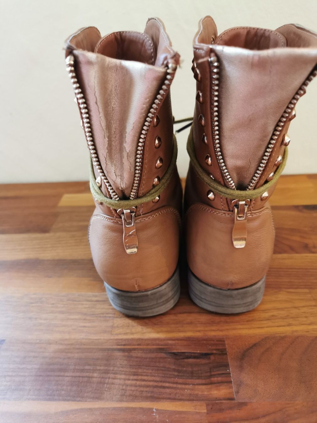 Scarpe da donna: Braune / cognac Stiefeletten mit Nieten Gr.37 – Usato da Boniswil venduto da Totomat-Lady 2