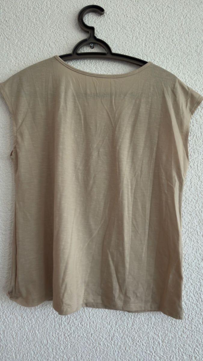 T-Shirts: Damen T-Shirt beige mit V-Ausschnitt – Gebraucht aus Steffisburg von pto_2hlk 1