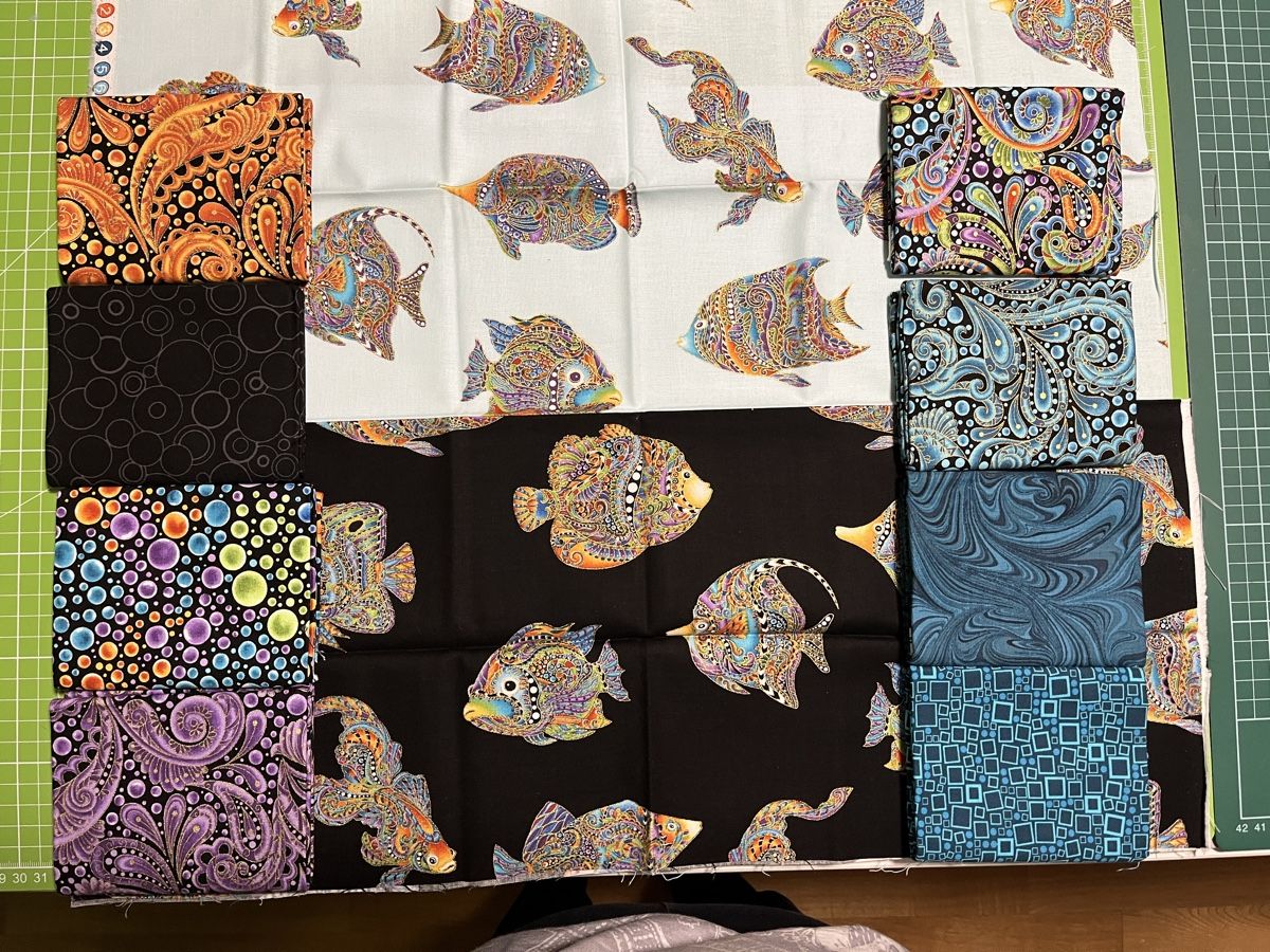 Tessuti: Patchworkstoffe Set9 10 FQ bunt mit Fische – Nuovo (secondo la descrizione) da Seuzach venduto da KreativmitStoff