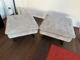 2 neue Hocker mit hellgrünem Stoff 
