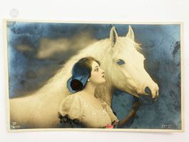 Fotopostkarte Frau mit Pferd Handkoloriert - um 1920 Antik