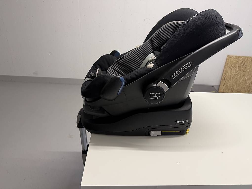 Seggiolini per auto: MAXI-COSI FamilyFix – Usato da Muri AG venduto da Jolo6