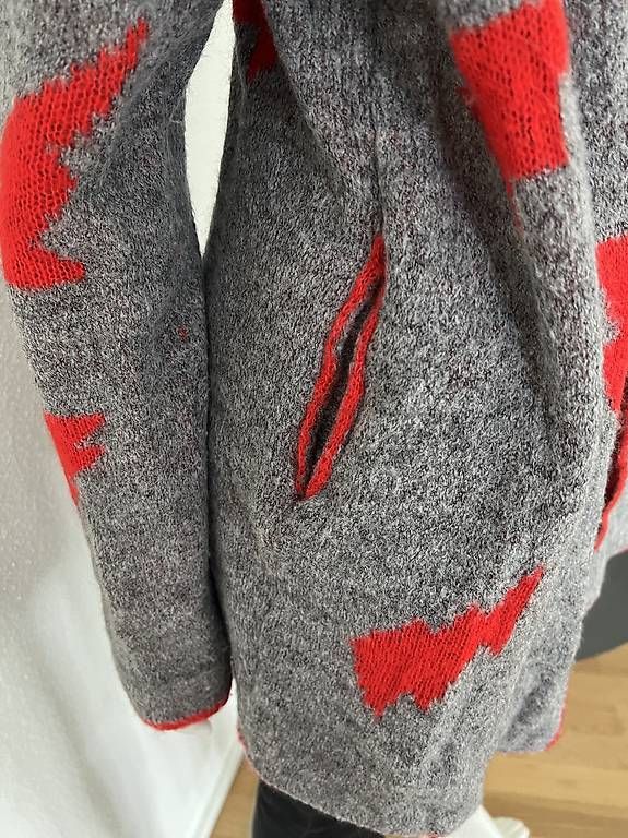 Jacken: Indee Strickjacke Grau Rot Blitze Gr. XS/S – Gebraucht aus Zürich von hamtaro26 2