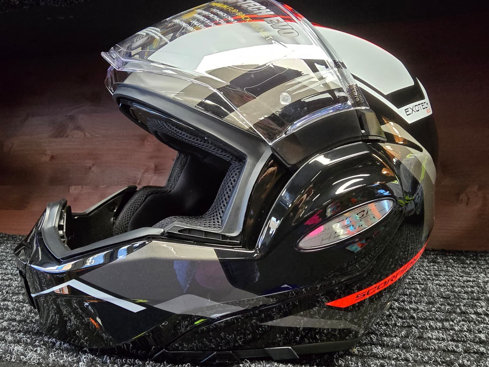 Helme & Visiere: Casque Scorpion Exo-Tech Evo Furio noir/rouge – Neu und originalverpackt aus Yverdon-les-Bains von MotoFactory. 5
