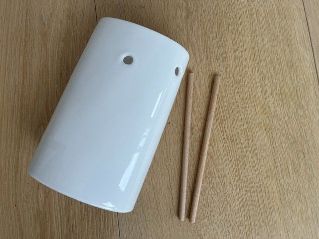 Vase & Récipients: Originelle Vase weiss mit Holzstäben – D'occasion à Arosa par auras 3