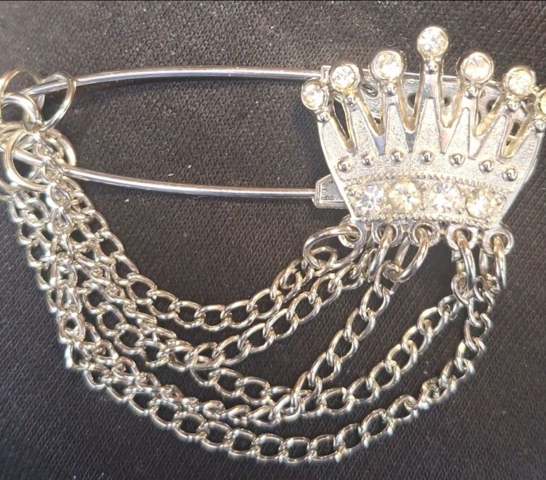 Plaquettes & Badges: Broche couronne avec chaînettes  – D'occasion à Tannay par v1n1p00h