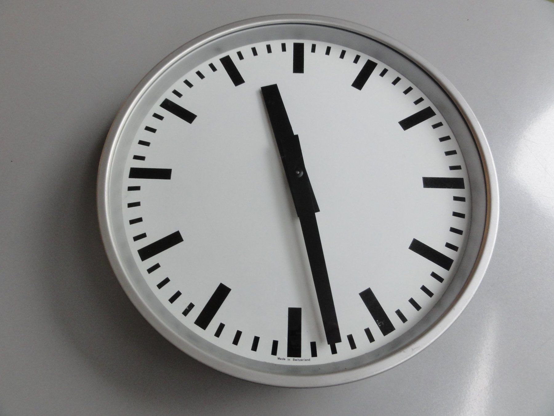 Stand- & Wanduhren: Nebenuhr MOSER - BAER – Gebraucht aus Kriens von Scheiksbir
