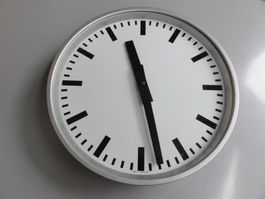 Nebenuhr MOSER - BAER