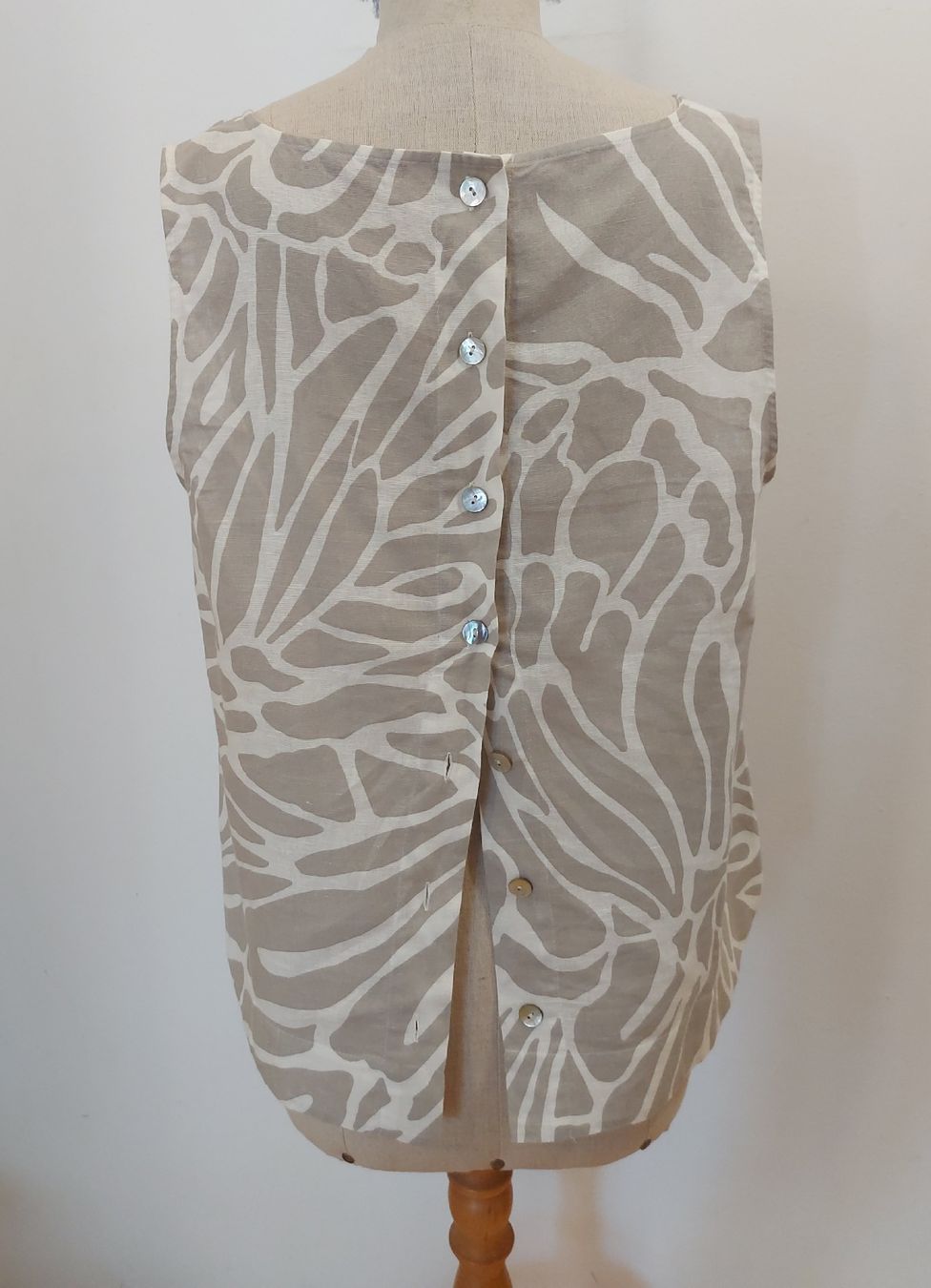 Top: Top, grau/weiss, Grösse M/L – Usato da Oberengstringen venduto da PaolaDe 2