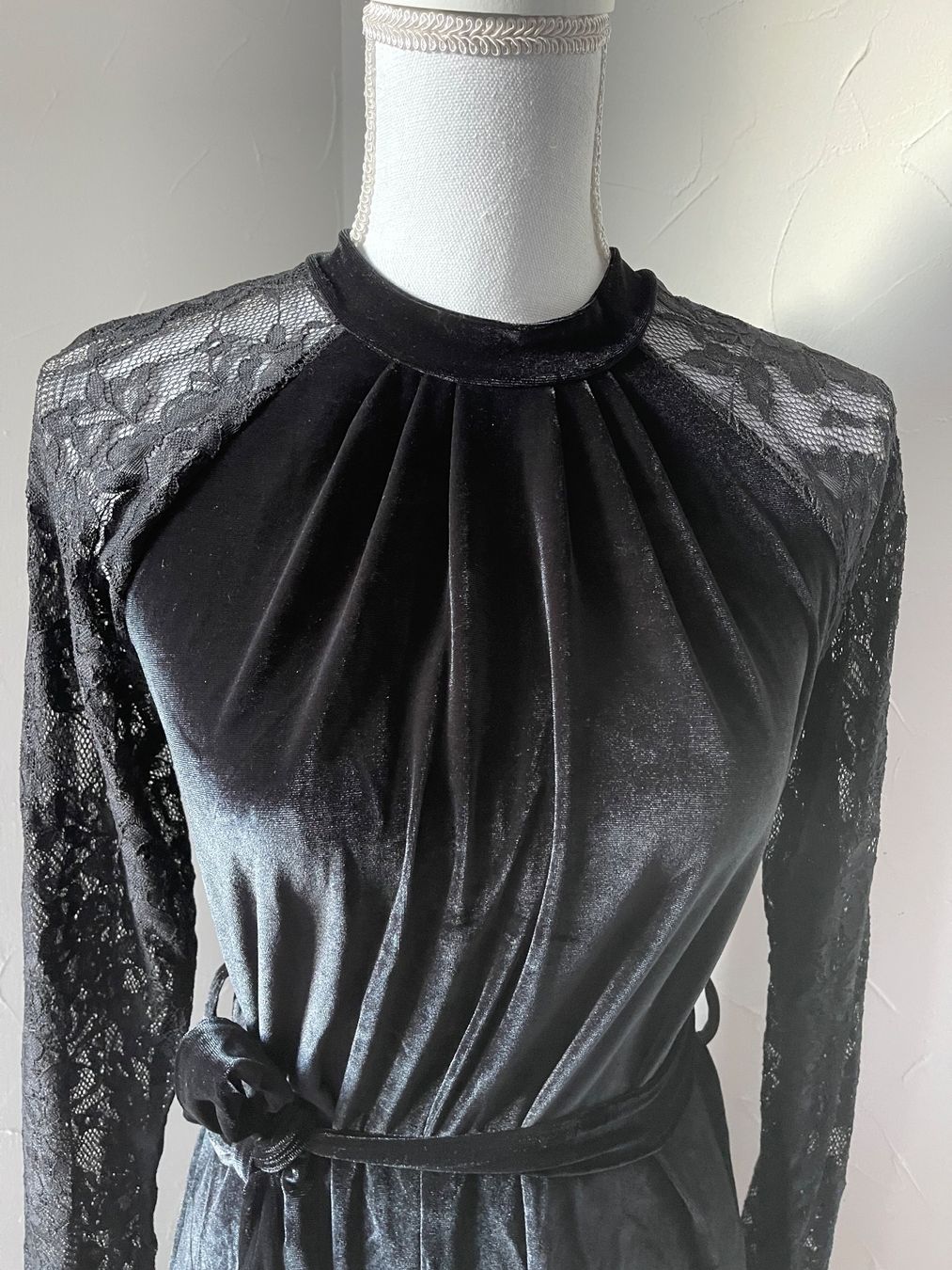 Shein Vestiti: Elastisches Samtkleid mit Spitzenärmeln XS – Nuovo (secondo la descrizione) da Dietikon venduto da Nieselchen 1