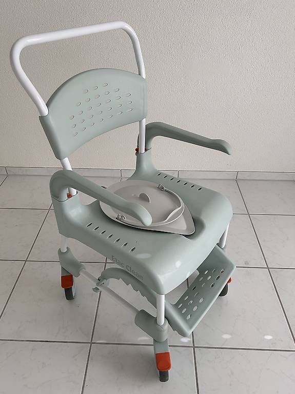 Chaises roulantes: Dusch-und Toilettenstuhl – D'occasion à Schwerzenbach par nic_zt5r