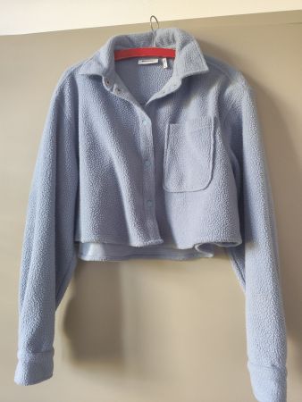 Weekday Fleece Crop Shirt (Gr. M, hellblau)