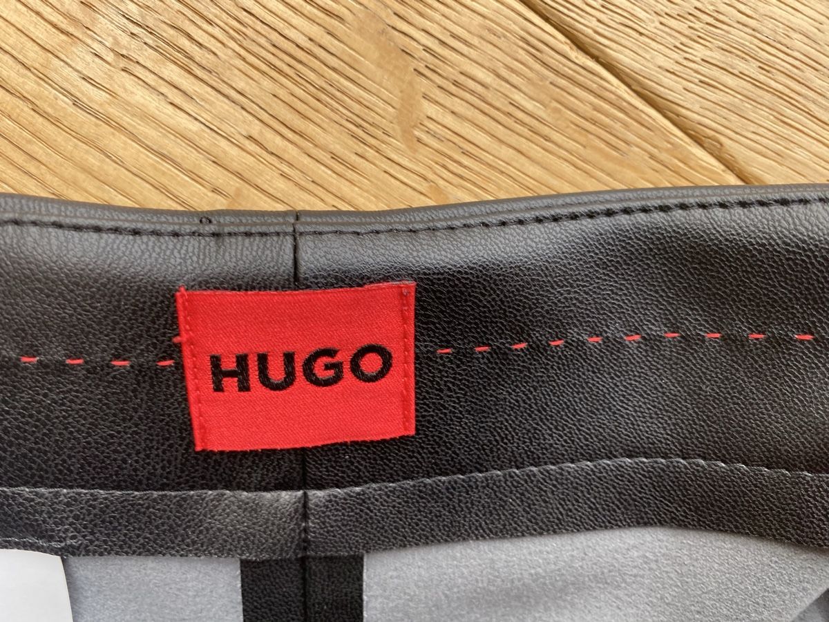 Hugo Boss Pantaloni: HUGO Kunstleder Shorts – Nuovo (secondo la descrizione) da Ittigen venduto da 132465 2