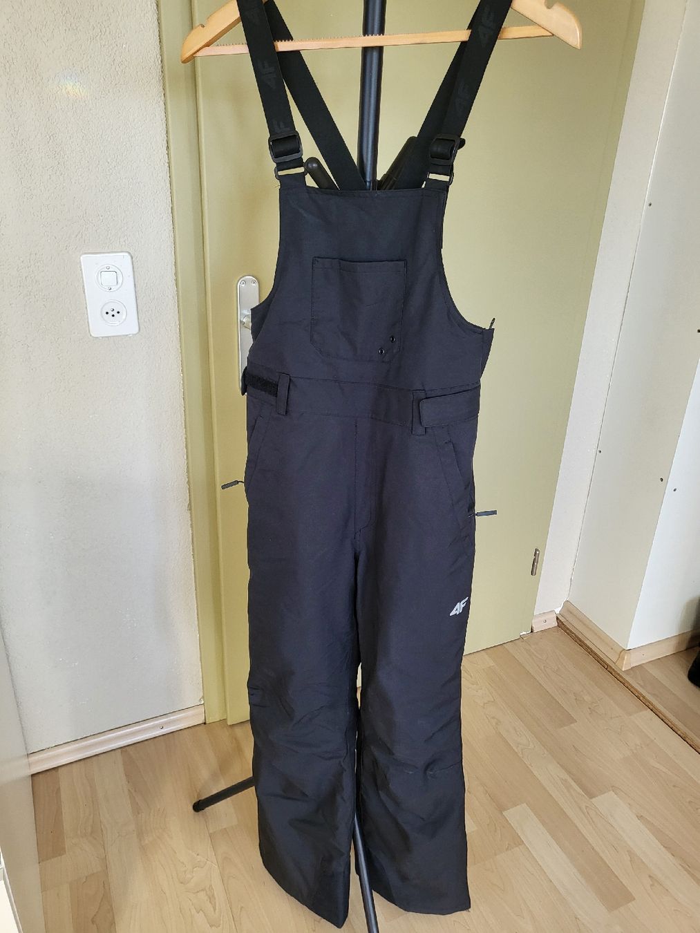 4F Hosen: 4F Ski Pants/Bib - Size 164 -Black, Winter – Gebraucht aus Sarmenstorf von zuz_q5kq