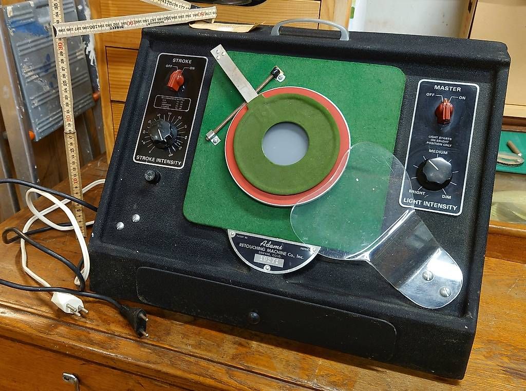 Tutte le macchine: Table lumineuse de retouche, vibrante.  – Usato da Genève venduto da Apo118 2
