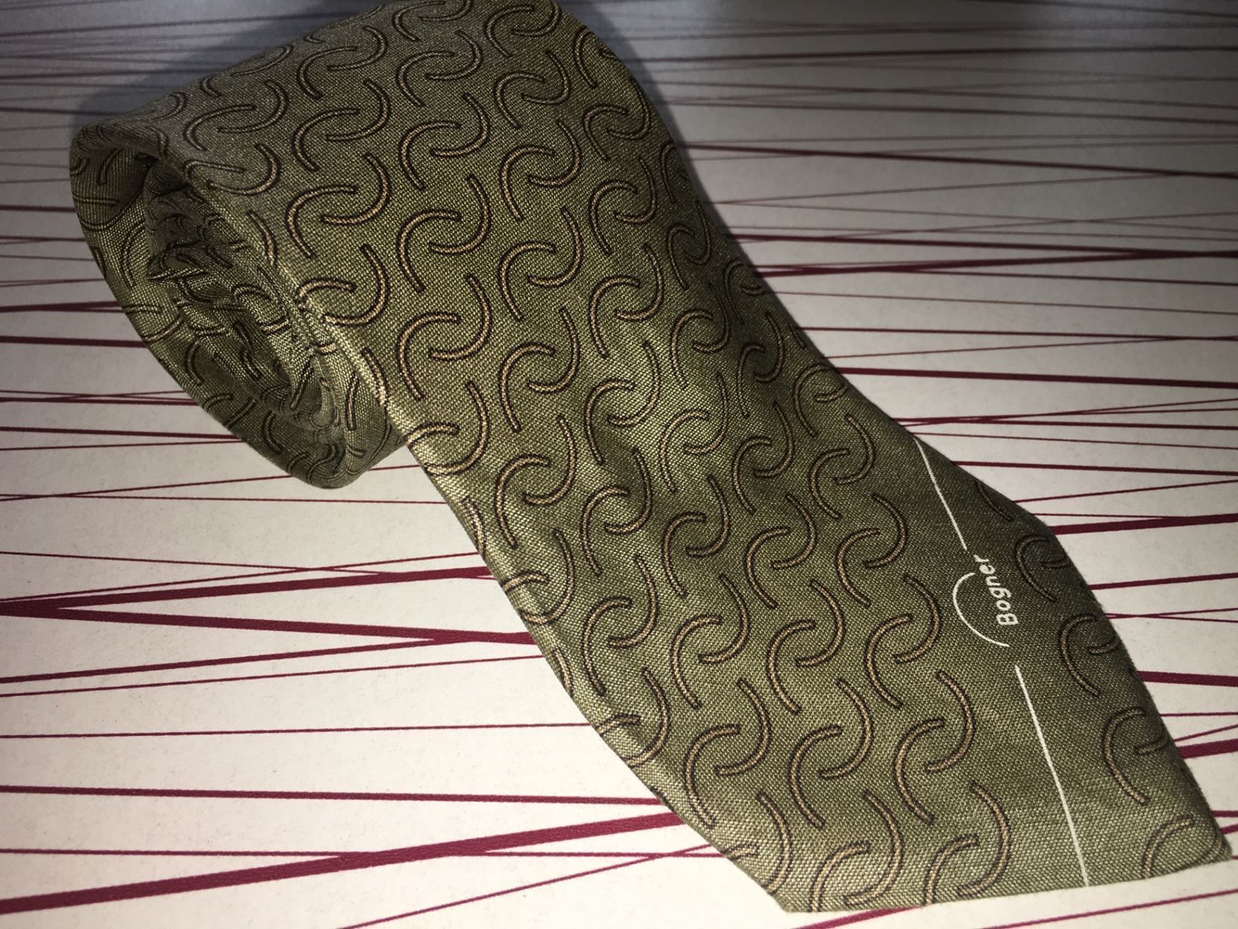Cravatte: Cravate en soie/ Seiden Krawatte  BOGNER – Usato da Cossonay-ville venduto da Super-Price-Quality 1