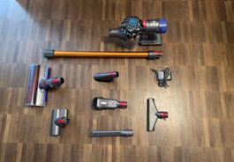 Dyson V8 mit diversem Zubehoer-Akku und Filtern Neuwertig!!