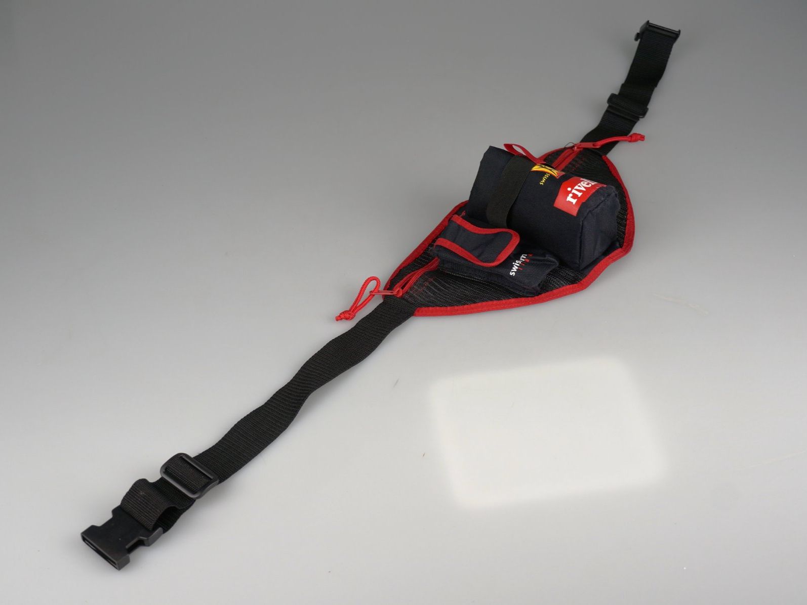 Rivella Borse: Rivella Bauchtasche mit Flaschenhalter – Usato da Rüti ZH venduto da Restwert_Rueti_ZH 3