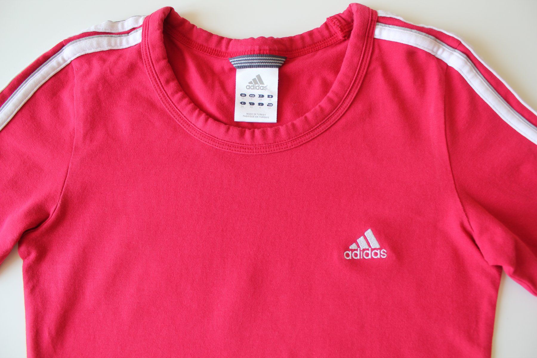 Adidas T-shirt: T-shirt Adidas t. 36 – Usato da Peseux venduto da Gilloss 1