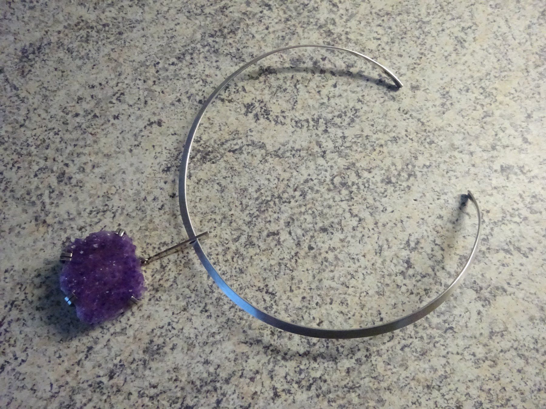 Catenine: Halsreif mit Amethyst Anhänger – Usato da Esslingen venduto da eintagammeer